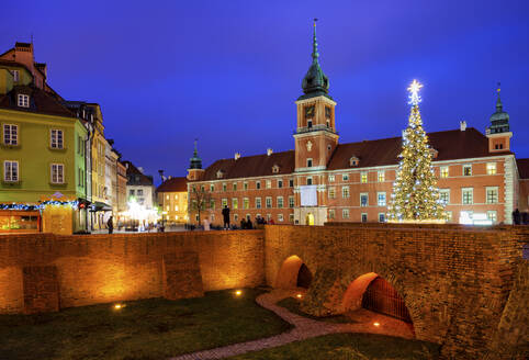 Altstadt bei Nacht, historisches Stadtzentrum, Warschau, Polen - ABOF00417
