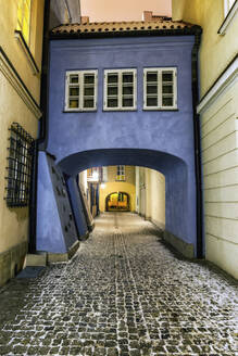 Gepflasterte Dawna-Straße in einer Winternacht in der Altstadt, Warschau, Polen - ABOF00419