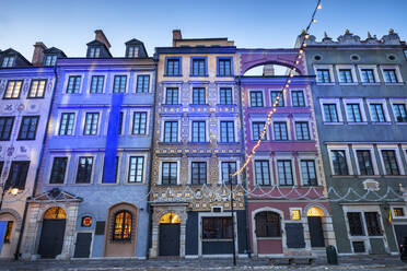 Reihe historischer Mietshäuser in der Abenddämmerung in der Altstadt, Warschau, Polen - ABOF00420