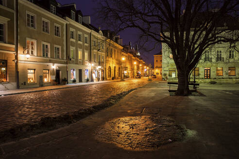 Häuser entlang der stimmungsvollen Freta-Straße am Neustädter Ring bei Nacht, Warschau, Polen - ABOF00421
