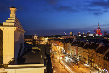 Krakowskie Przedmiescie Straße und Stadt in der Abenddämmerung, Warschau, Polen - ABOF00428