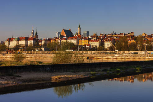 Skyline der Stadt bei Sonnenaufgang, Blick über die Weichsel auf die Altstadt, Warschau, Polen - ABOF00432