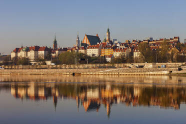City skyline at sunrise, view across the Vistula River to the Old Town, Warsaw, Poland - ABOF00434