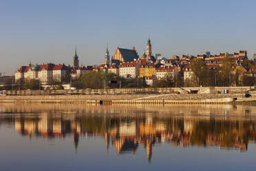 Skyline der Stadt bei Sonnenaufgang, Blick über die Weichsel auf die Altstadt, Warschau, Polen - ABOF00434