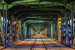 Gdanski-Brücke mit Straßenbahngleisen bei Nacht, Warschau, Polen - ABOF00439