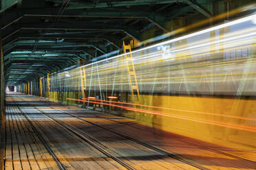 Gdanski-Brücke bei Nacht mit Straßenbahn-Lichtspuren, Warschau, Polen - ABOF00440