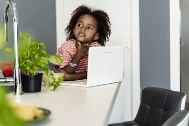 Mädchen mit Laptop in der Küche - ERRF01698