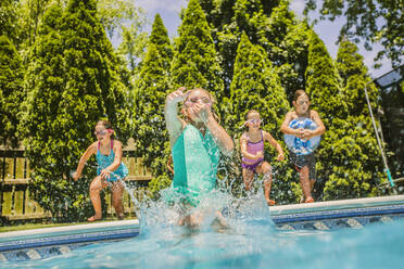 Kaukasische Mädchen springen ins Schwimmbad - BLEF12201