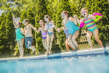 Children jumping into swimming pool - BLEF12205
