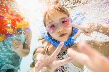 Kaukasische Kinder schwimmen unter Wasser im Schwimmbad - BLEF12209