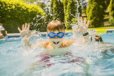 Junge beim Planschen im Schwimmbad - BLEF12210