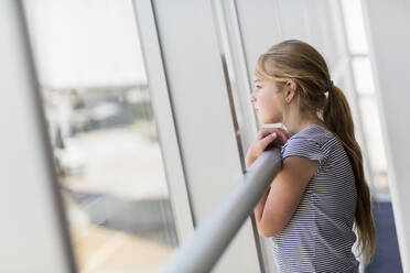 Kaukasisches Mädchen schaut aus dem Flughafenfenster - BLEF12218