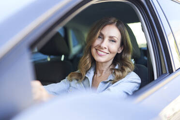 Frau in einem Auto - PNEF01752