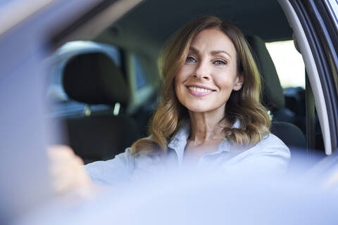 Frau in einem Auto, lizenzfreies Stockfoto