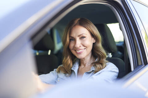 Frau in einem Auto, lizenzfreies Stockfoto