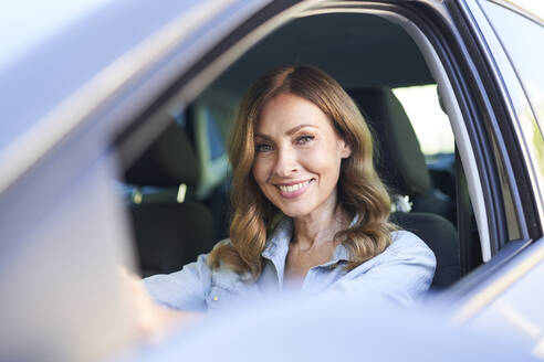 Frau in einem Auto - PNEF01754