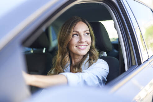 Frau in einem Auto - PNEF01755