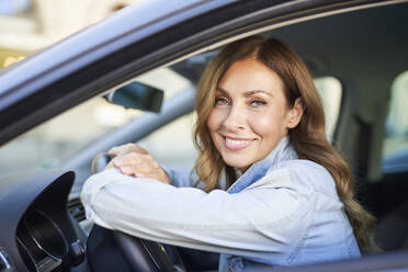 Woman in a car - PNEF01756