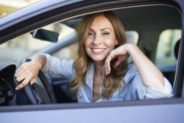 Frau in einem Auto - PNEF01757