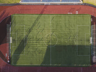 Luftaufnahme eines Fußballplatzes, Tichwin, Russland - KNTF02945