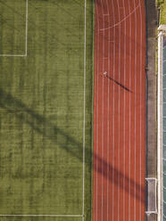 Luftaufnahme eines Fußballplatzes und einer Rennstrecke, Tichwin, Russland - KNTF02948