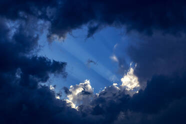 Sonnenstrahlen hinter Wolken - NDF00950