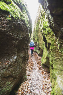 Wanderer auf einem Pfad durch eine enge Schlucht, Drachenschlucht, Thüringer Wald, Eisenach, Deutschland - GWF06183