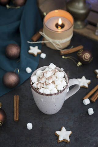 Eine Tasse heiße Schokolade mit Marshmellows zur Weihnachtszeit, lizenzfreies Stockfoto