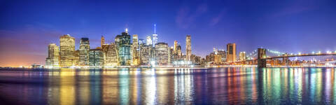 Skyline von Manhattan Downtown zur blauen Stunde, New York City, USA, lizenzfreies Stockfoto