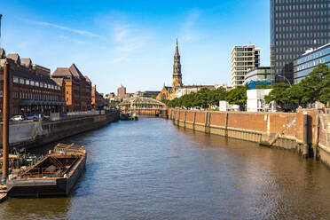 Zollkanal with view to St. Catherine's Church, Speicherstadt, Hamburg, Germany - TAMF01841