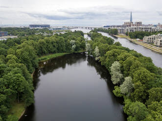 Luftaufnahme über den Fluss Große Nevka, St. Petersburg, Russland - KNTF02949