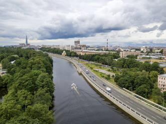 Luftaufnahme über den Fluss Große Nevka, St. Petersburg, Russland - KNTF02950