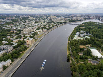 Luftaufnahme über den Fluss Große Nevka, St. Petersburg, Russland - KNTF02952