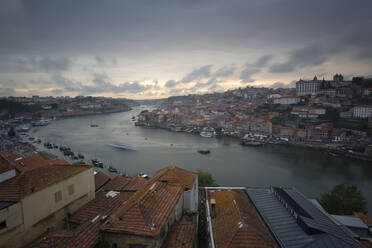 Blick über Porto und den Fluss Douro in der Abenddämmerung, Portugal - FCF01789