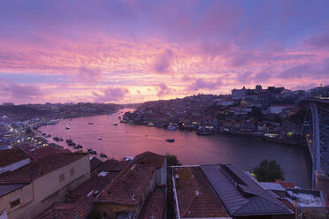 Blick über Porto und den Fluss Douro in der Abenddämmerung, Portugal - FCF01790