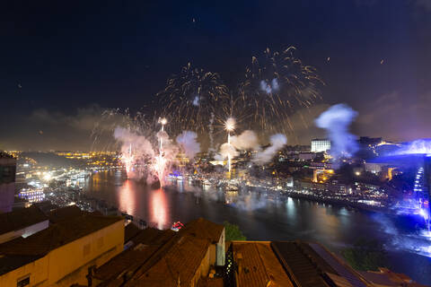 Feuerwerk am Flussufer, Porto, Portugal, lizenzfreies Stockfoto