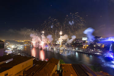 Feuerwerk am Flussufer, Porto, Portugal - FCF01791