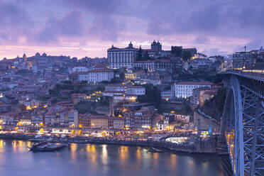 Blick über Porto und den Fluss Douro in der Abenddämmerung, Portugal - FCF01796