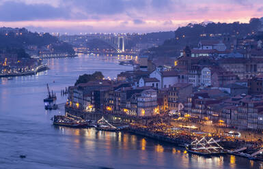 Blick über Porto und den Fluss Douro in der Abenddämmerung, Portugal - FCF01799