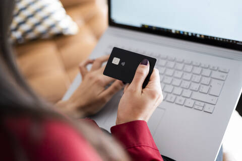 Nahaufnahme einer Frau beim Online-Shopping, lizenzfreies Stockfoto