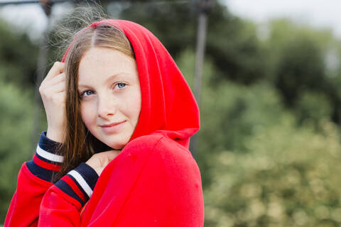 Porträt eines Teenagers mit rotem Kapuzenpulli, lizenzfreies Stockfoto