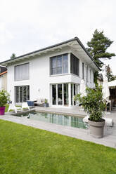 Modern house with swimming pool - DIGF07752
