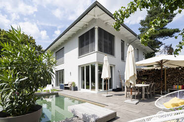 Modern house with swimming pool - DIGF07753