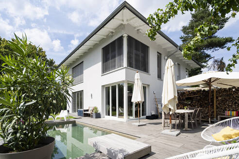 Modernes Haus mit Schwimmbad - DIGF07753