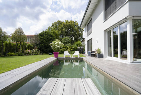 Modernes Haus mit Schwimmbad, lizenzfreies Stockfoto