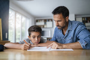 Vater hilft Sohn bei den Hausaufgaben - DIGF07784