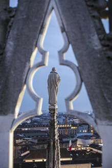 Blick vom Mailänder Dom über Mailand in der Abenddämmerung, Italien - LJF00518