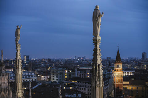 Blick vom Mailänder Dom über Mailand in der Abenddämmerung, Italien, lizenzfreies Stockfoto