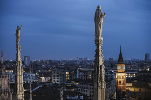 Blick vom Mailänder Dom über Mailand in der Abenddämmerung, Italien - LJF00519