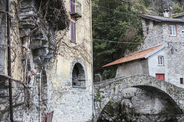 Touristin lehnt sich aus dem Fenster, Como, Italien - LJF00521